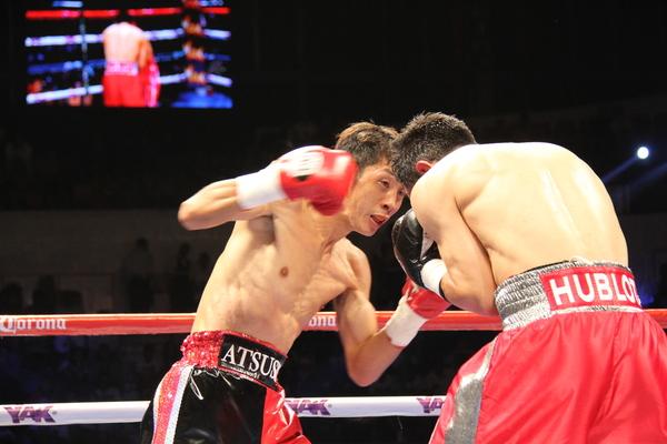 角谷 淳志選手が相手選手の顔面にパンチをしている写真